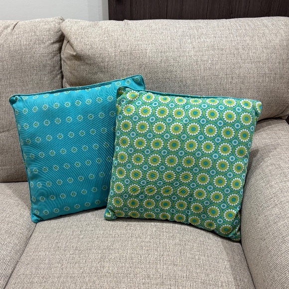 Pier 1 Set of 2 Blue and Green Floral Reversible Indoor / Outdoor Pillows - Picture 1 of 9
